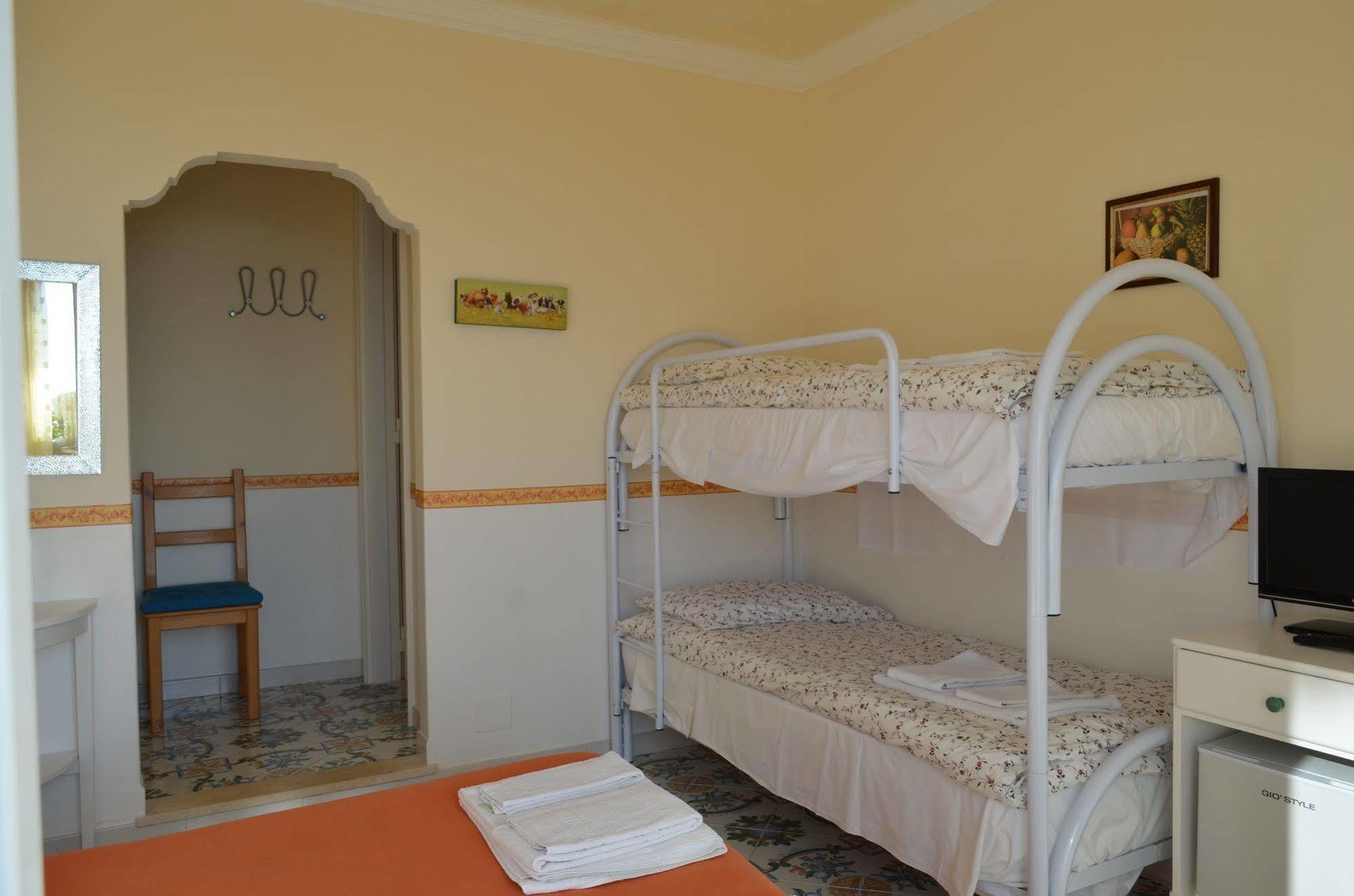 Le Ginestre Di Capri Bb & Holiday House อนากาปรี ภายนอก รูปภาพ